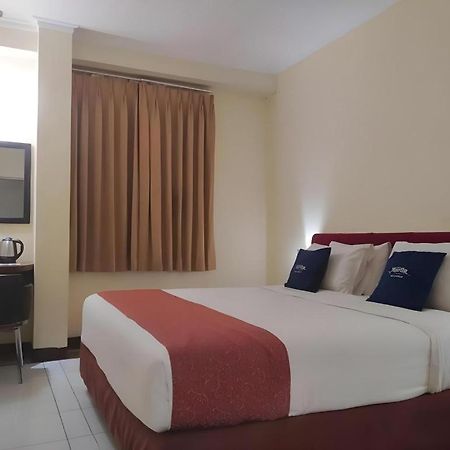 Hotel Marlin Pekalongan Managed By Dafam Extérieur photo