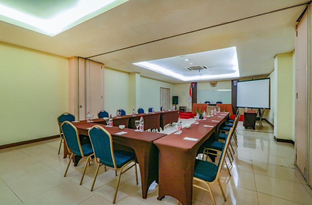 Hotel Marlin Pekalongan Managed By Dafam Extérieur photo