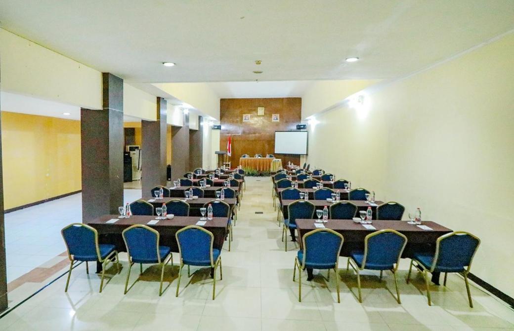 Hotel Marlin Pekalongan Managed By Dafam Extérieur photo