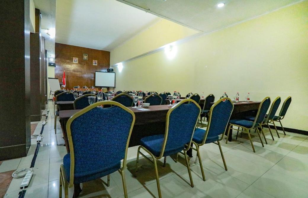 Hotel Marlin Pekalongan Managed By Dafam Extérieur photo