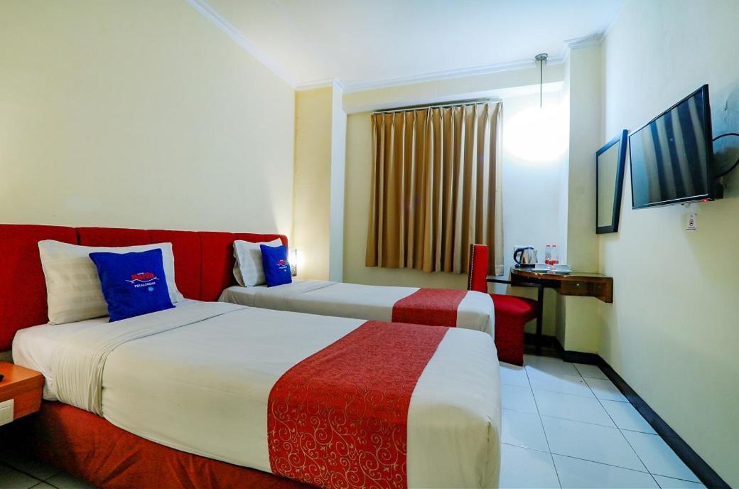 Hotel Marlin Pekalongan Managed By Dafam Extérieur photo