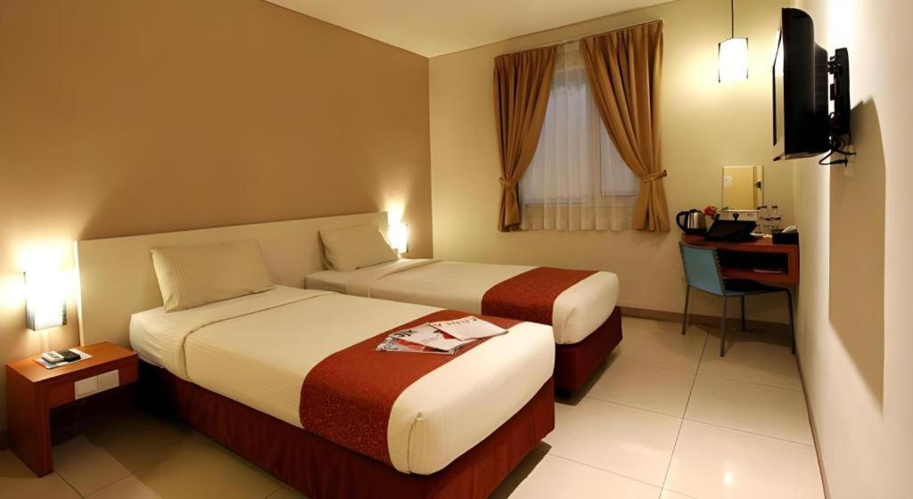 Hotel Marlin Pekalongan Managed By Dafam Extérieur photo