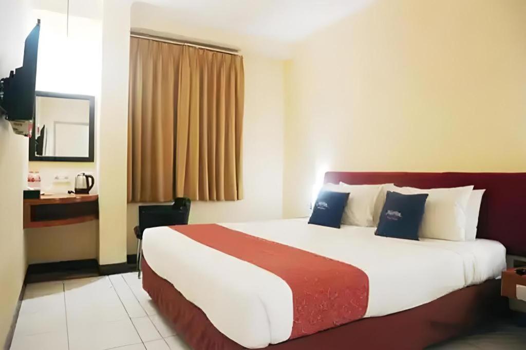Hotel Marlin Pekalongan Managed By Dafam Extérieur photo