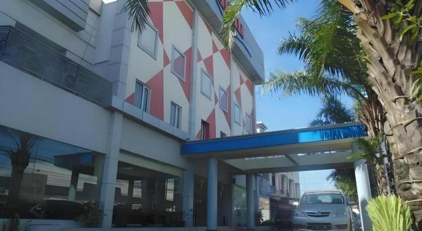 Hotel Marlin Pekalongan Managed By Dafam Extérieur photo