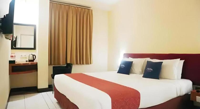 Hotel Marlin Pekalongan Managed By Dafam Extérieur photo