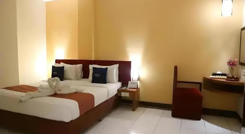 Hotel Marlin Pekalongan Managed By Dafam Extérieur photo
