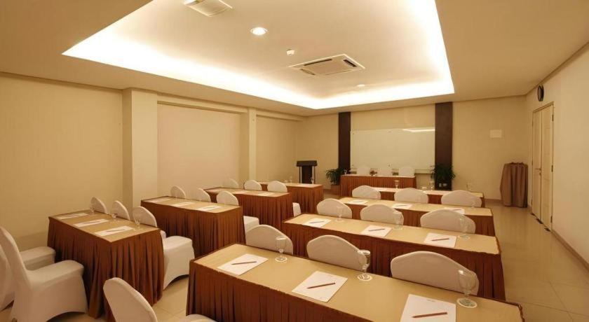 Hotel Marlin Pekalongan Managed By Dafam Extérieur photo
